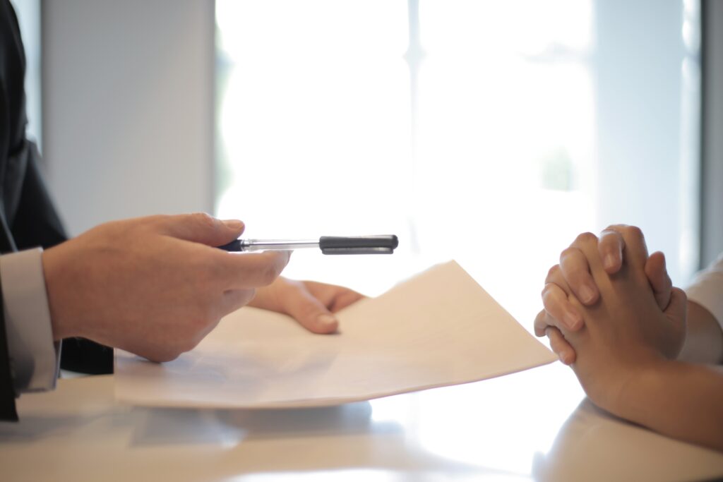 Un courtier tend un stylo à un client