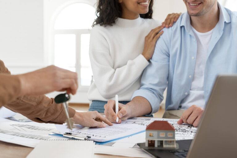 Un couple effectue une signature de contrat de prêt immobilier grâce à leur PEL