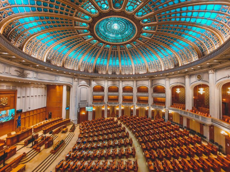 Grande salle d'assemblée pour réunion du HCSF